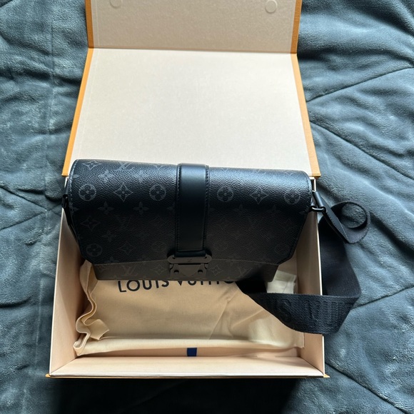 Authentic Louis Vuitton S-Cape Messenger Bag- Posh Authenticated Reseller! - Picture 8 of 16